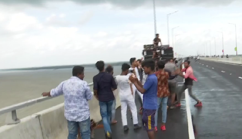 পদ্মা সেতুর ওপরে যানবাহন থামিয়ে সেলফি, ফটোসেশন