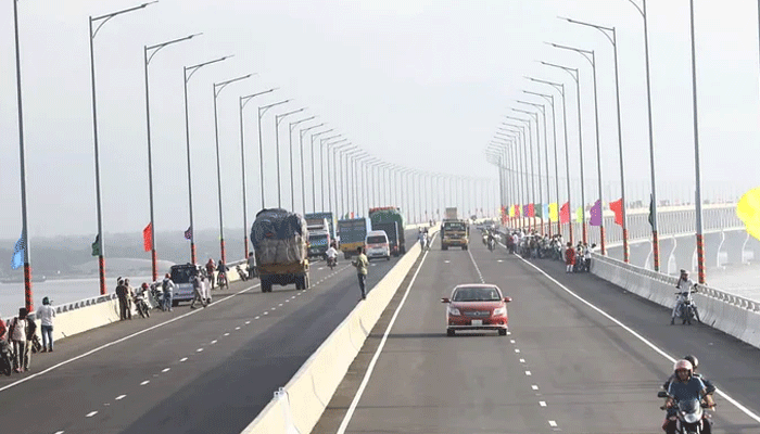 পদ্মা সেতুর ওপরে যানবাহন থামিয়ে সেলফি, ফটোসেশন