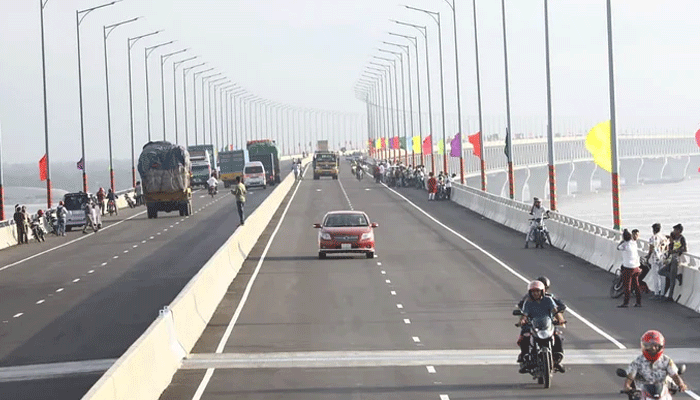 পদ্মা সেতুর ওপরে যানবাহন থামিয়ে সেলফি, ফটোসেশন