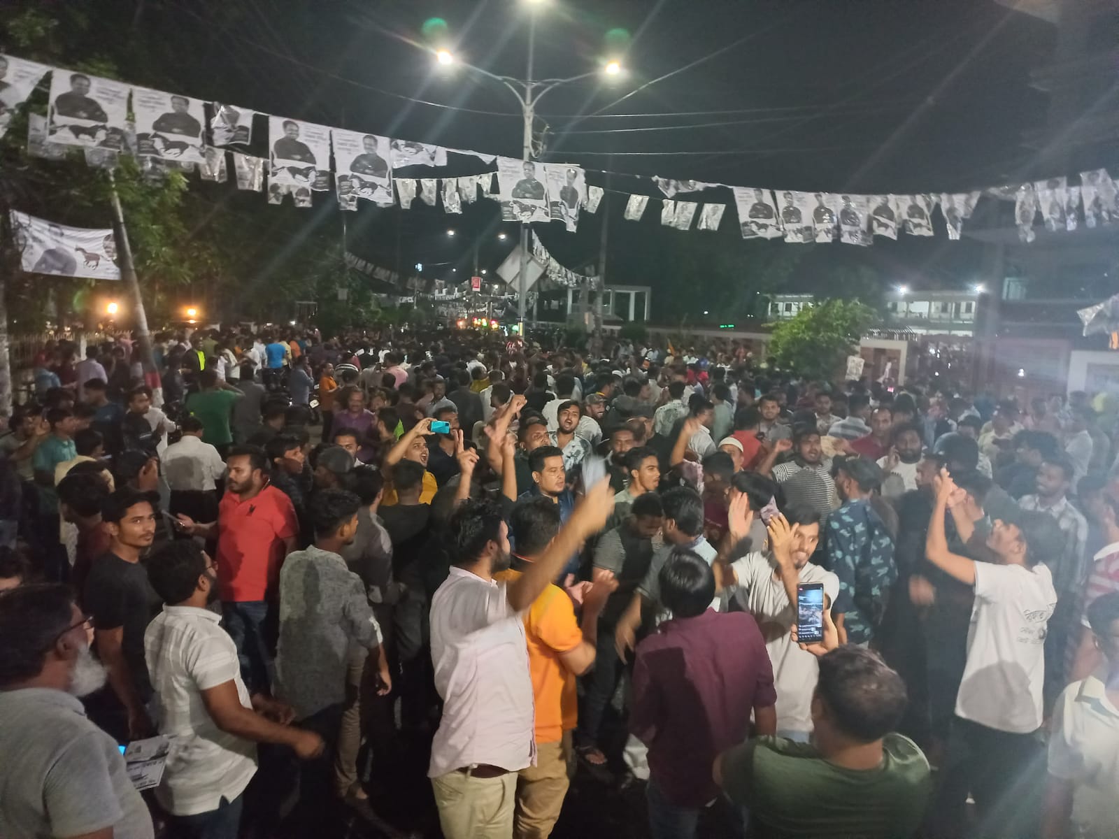হাড্ডাহাড্ডি লড়াইয়ে কুমিল্লার মেয়র নৌকার রিফাত