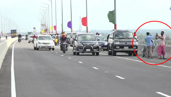 পদ্মা সেতুর ওপরে যানবাহন থামিয়ে সেলফি, ফটোসেশন