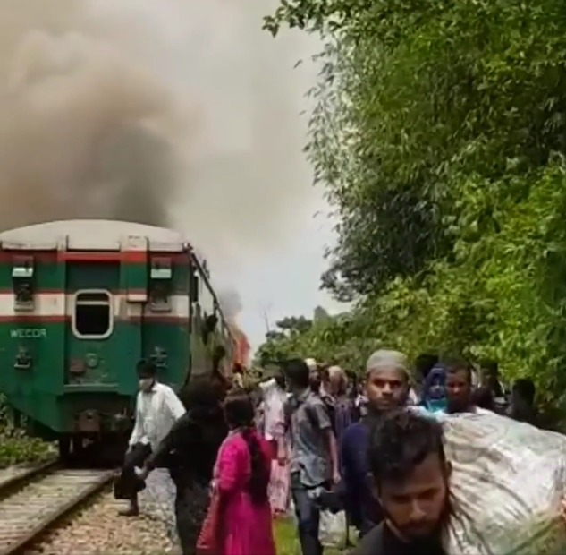 মৌলভীবাজারে চলন্ত পারাবত এক্সপ্রেসের আগুন নিয়ন্ত্রণে, ট্রেন চলাচল বন্ধ (ভিডিও)