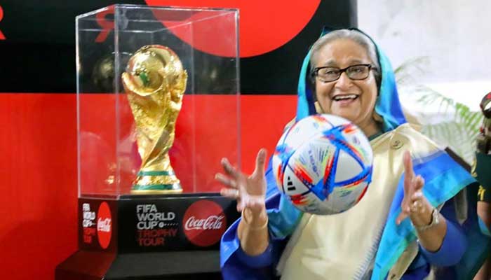 প্রধানমন্ত্রীকে ‘ফিফা বিশ্বকাপ ট্রফি’ প্রদর্শন