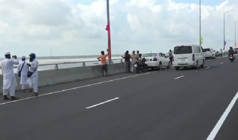 পদ্মা সেতুর ওপরে যানবাহন থামিয়ে সেলফি, ফটোসেশন