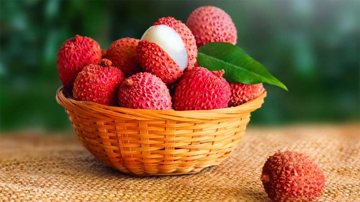 লিচু দিয়ে খাবার বানিয়ে চমকে দিন সবাইকে