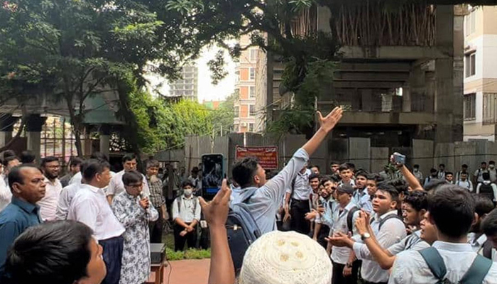 ধানমন্ডি আইডিয়ালে শিক্ষকদের-শিক্ষার্থীদের বিক্ষোভ, ক্লাস বর্জন