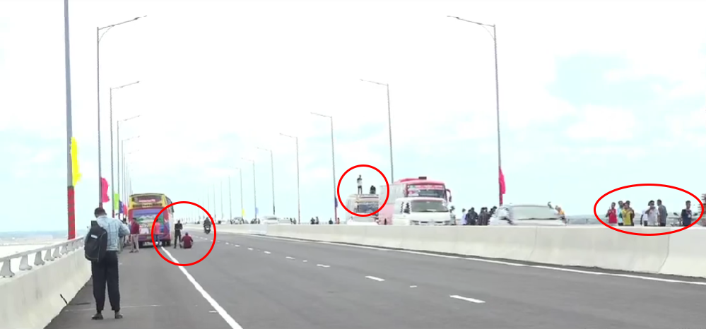 পদ্মা সেতুর ওপরে যানবাহন থামিয়ে সেলফি, ফটোসেশন