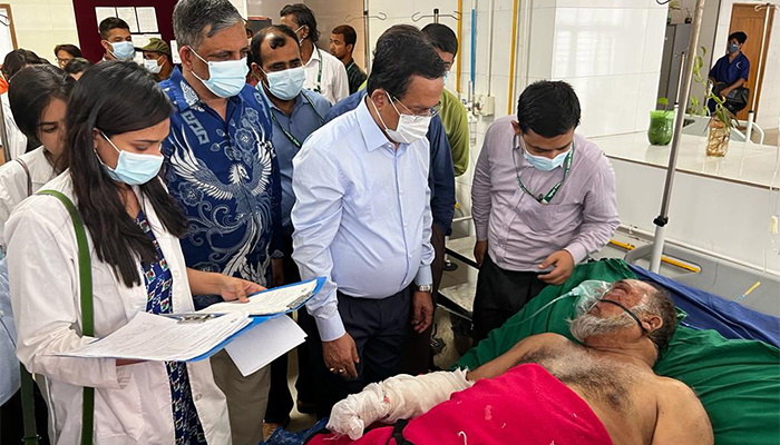 শেখ হাসিনা বার্ন ইউনিটে অগ্নিদগ্ধদের পাশে আ.লীগ
