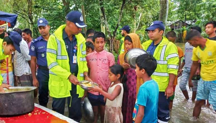 ছাত‌কে ত্রাণের খবরে সাঁতরে আসছে বন্যার্তরা
