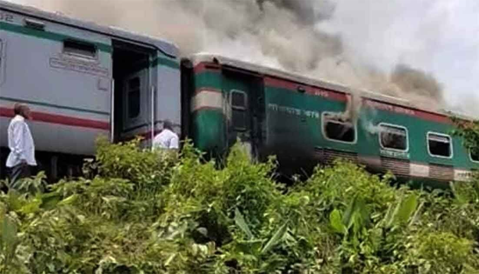 মৌলভীবাজারে চলন্ত পারাবত এক্সপ্রেসের আগুন নিয়ন্ত্রণে, ট্রেন চলাচল বন্ধ (ভিডিও)