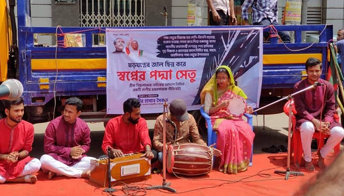 পদ্মাসেতুর ষড়যন্ত্রকীরাদের বিদ্রুপ করে ঢাবি শিক্ষার্থীদের গীতিনাট্য