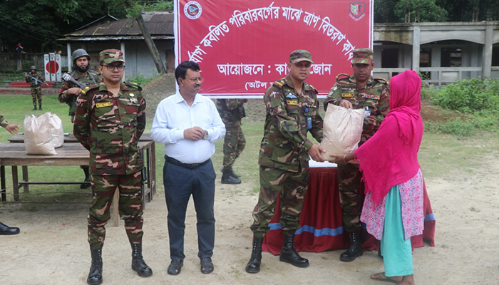 প্রাকৃতিক দুর্যোগে ক্ষতিগ্রস্তদের ত্রাণ দিল কাপ্তাই সেনা জোন