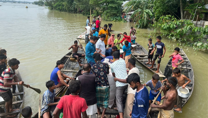 সুনামগঞ্জে নৌকা দেখলেই ত্রাণের আশায় ছোটাছুটি