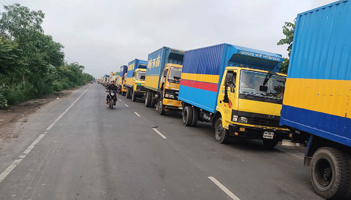 পদ্মায় পানিবৃদ্ধি: ফেরিতে ধীরগতি, দৌলতদিয়ায় ৫ কি.মি. যানজট