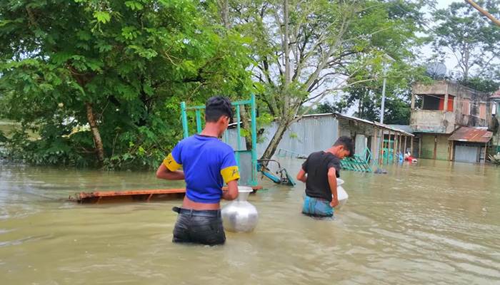 বন্যায় বিদ্যুৎহীন শান্তিগঞ্জে হারিকেন-মোমবাতির আলোই এখন ভরসা 