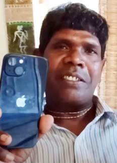একেই বলে কপাল! আইফোন ১৩ হাতে ভুবন বাদ্যকার