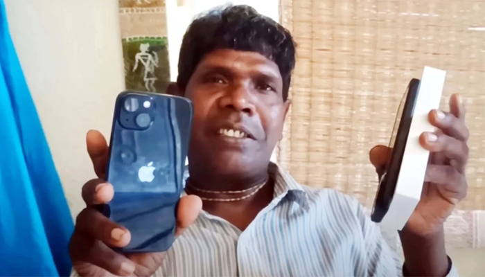 একেই বলে কপাল! আইফোন ১৩ হাতে ভুবন বাদ্যকার