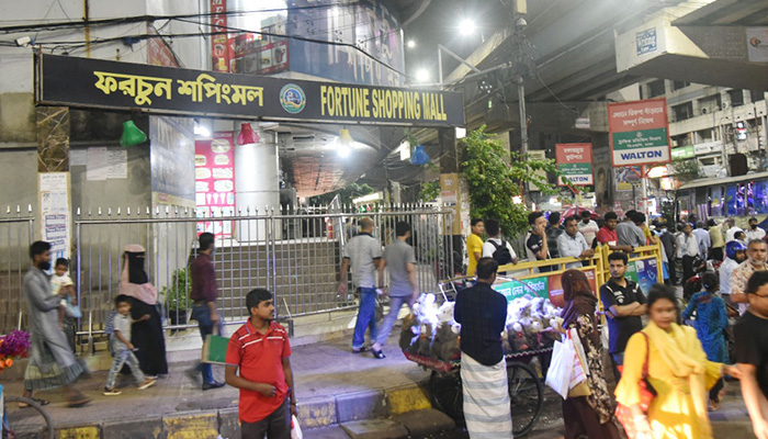 রাত ৮টার পর দোকানপাট বন্ধ কার্যকর, ক্ষুব্ধ বিক্রেতারা