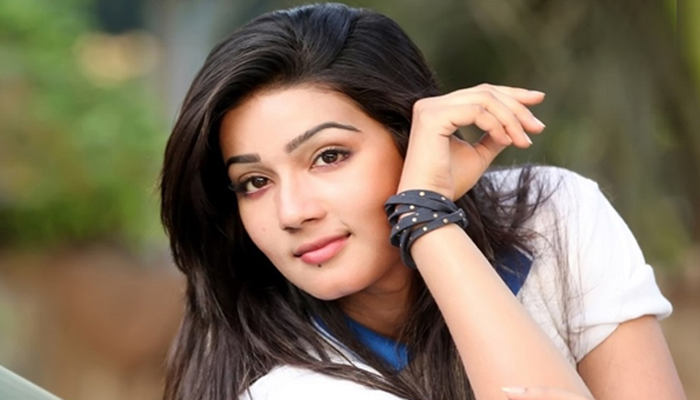 সিলেটের বানভাসী মানুষের পাশে চিত্রনায়িকা মাহি