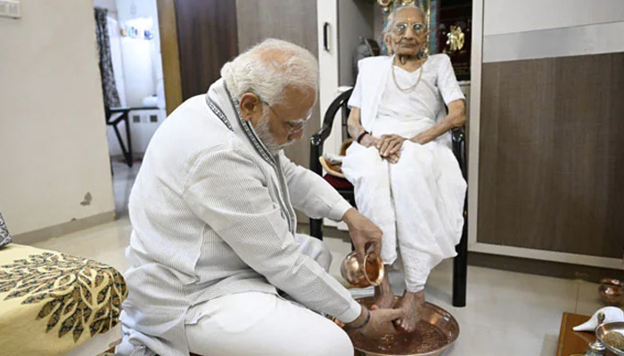 মায়ের শততম জন্মদিনে পা ধুয়ে দিলেন ভারতের প্রধানমন্ত্রী