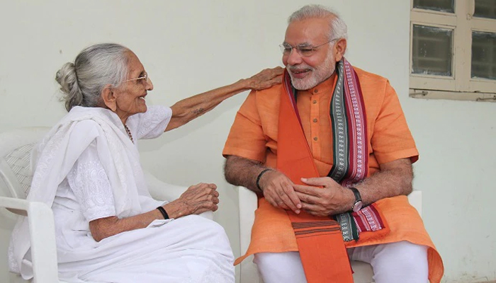 মায়ের শততম জন্মদিনে পা ধুয়ে দিলেন ভারতের প্রধানমন্ত্রী