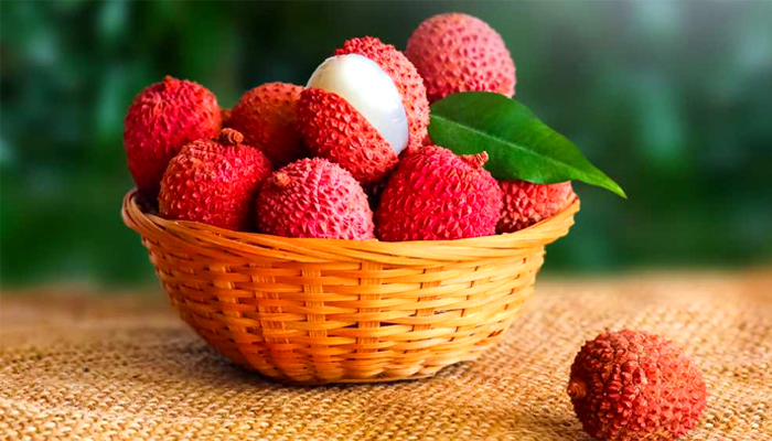লিচু দিয়ে খাবার বানিয়ে চমকে দিন সবাইকে