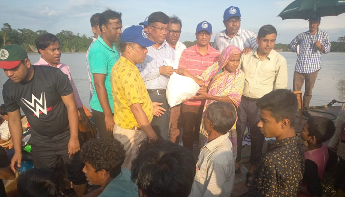 প্রত্যন্ত এলাকার হাজারো বন্যার্তকে খাবার দিল সিলেট শিক্ষাবোর্ড