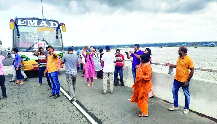 সেতু ঘিরে উচ্ছ্বাসের ঢেউ
