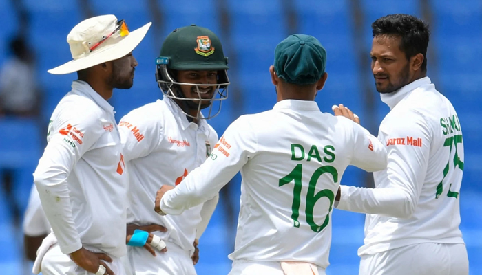 ধীরে এগোচ্ছে ক্যারিবিয়ানরা