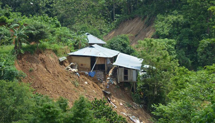 সিলেটে টিলা ধসে ঘুমন্ত অবস্থায় মাটিচাপায় চারজন নিহত