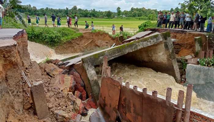 পাহাড়ি ঢলে পানছড়ি-খাগড়াছড়ি সড়ক যোগাযোগ বিচ্ছিন্ন