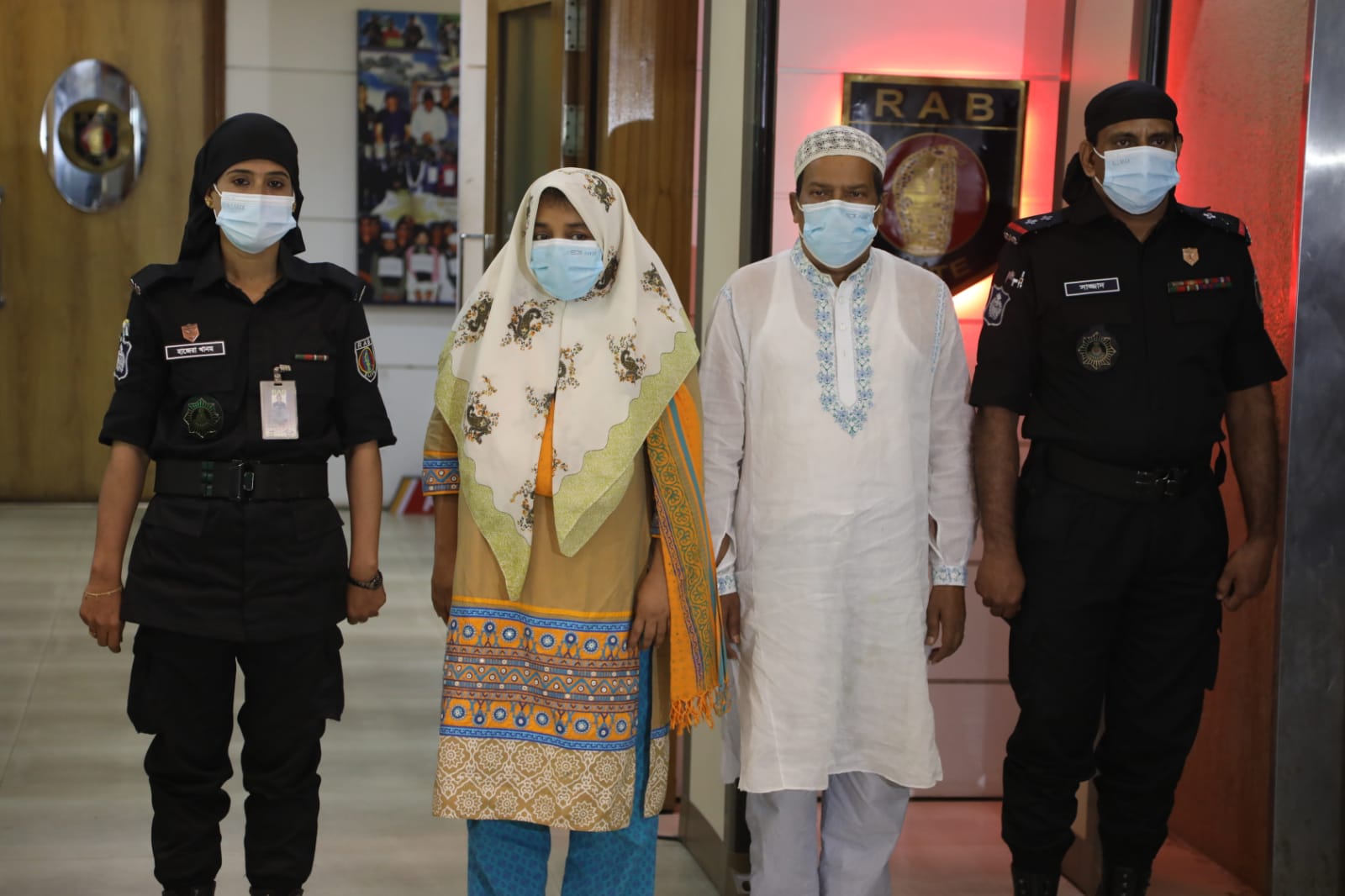 হেনোলাক্স দম্পতির কাছে পাওনা ছিল তিন কোটি টাকা