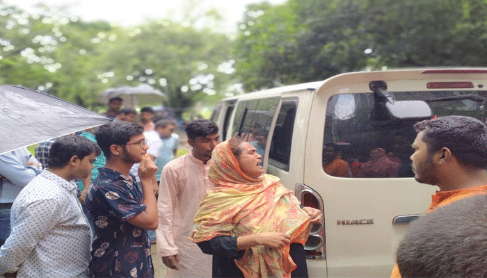 শাবি ক্যাম্পাসে বুলবুলের মা, ছেলে হত্যার বিচার দাবি