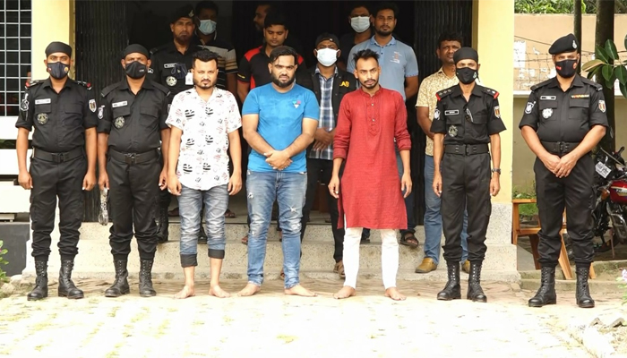 কুষ্টিয়ায় দুই সহযোগীসহ সন্ত্রাসী সম্রাট গ্রেপ্তার