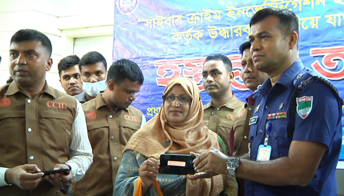 চুরি যাওয়া ৫৮ মোবাইল ফোন ফেরত দিল কুষ্টিয়া পুলিশ
