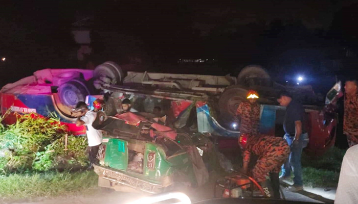 চট্টগ্রামে বাসচাপায় অটোরিকশার ৬ যাত্রী নিহত