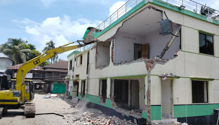 গুঁড়িয়ে দেয়া হলো সাবেক সাংসদ গোলাম মাওলা রনির বাসভবন