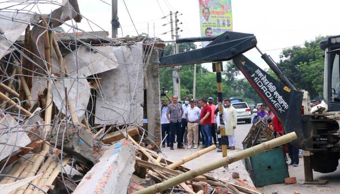 ফুটপাতের পুলিশ বক্স ভেঙে দিলো ডিএনসিসি