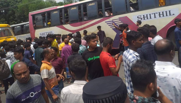 মির্জাপুরে এবার বাসচাপায় দুই শিশুসন্তানসহ মা নিহত
