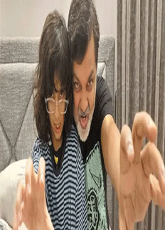 সৃজিতকে প্রিয় গোয়েন্দা চরিত্র এঁকে উপহার ‘মেয়ে’ আয়রার