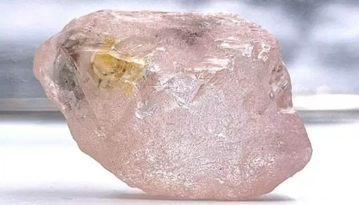 খনিতে মিলল ৩০০ বছরের দুর্লভ গোলাপি হীরা