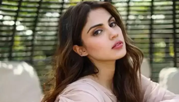 সুশান্তকে নেশার জগতে আনেন বলিউড অভিনেত্রী রিয়া চক্রবর্তী!