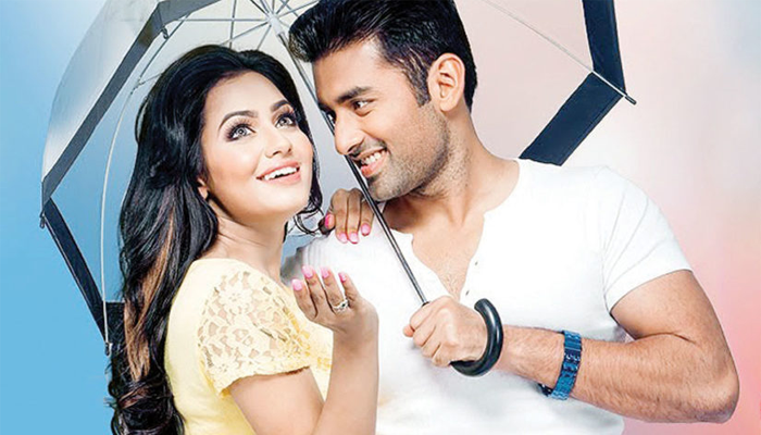 অঙ্কুশের সঙ্গে থাকতেই ‘ভয়’ পাচ্ছেন নুসরাত