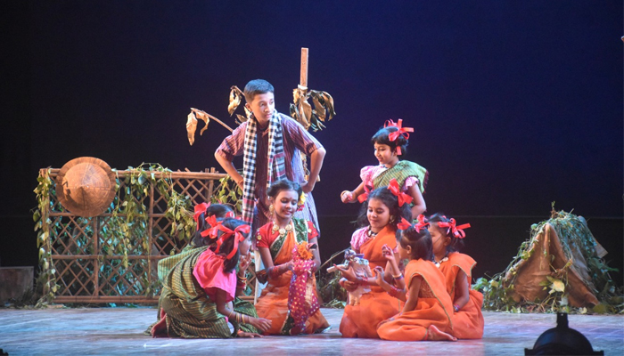 বৃষ্টিভেজা বুধবারের সন্ধ্যায় বুঁদ দর্শক