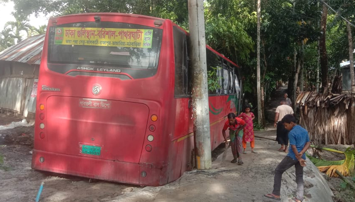 নিয়ন্ত্রণ হারিয়ে বাড়ির মধ্যে ঢুকে পড়ল বাস