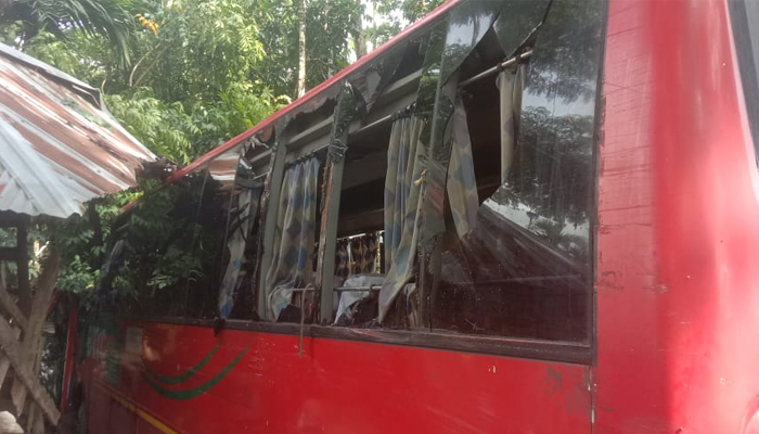 নিয়ন্ত্রণ হারিয়ে বাড়ির মধ্যে ঢুকে পড়ল বাস