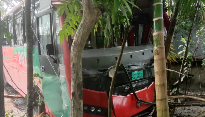 নিয়ন্ত্রণ হারিয়ে বাড়ির মধ্যে ঢুকে পড়ল বাস