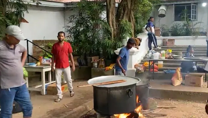 শ্রীলঙ্কার প্রধানমন্ত্রীর বাসভবন এখন বিক্ষোভকারীদের রসুইঘর