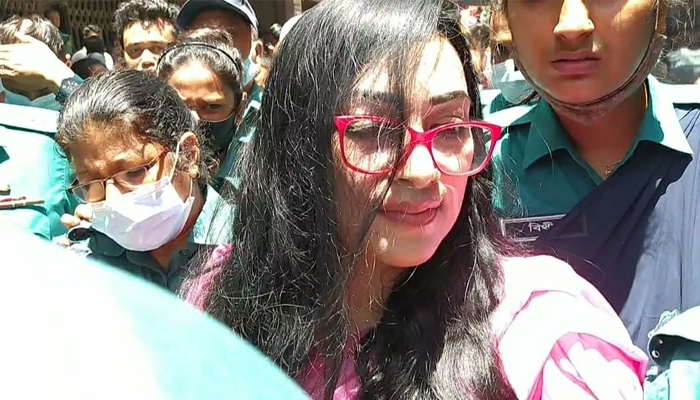 রায় ঘোষণার সময় মাথায় হাত দিয়ে বসে পড়েন সাবরিনা