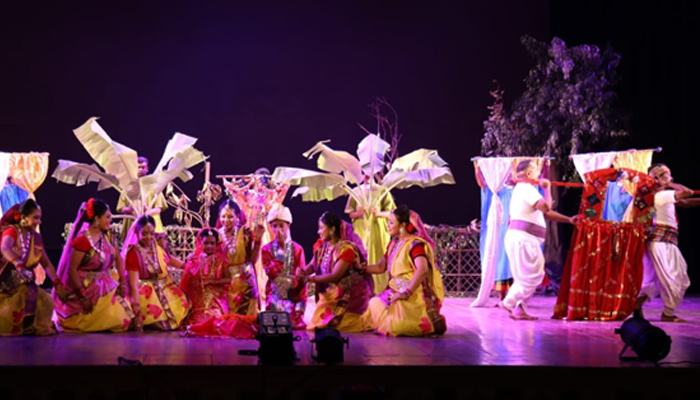 বৃষ্টিভেজা বুধবারের সন্ধ্যায় বুঁদ দর্শক